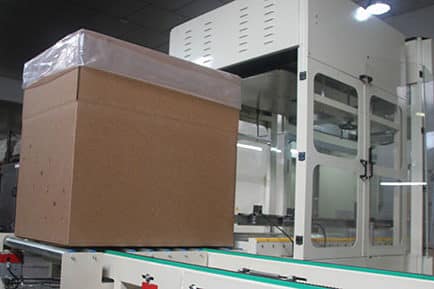 Caja embolsada saliendo de maquina insertadora de bolsas modelo. BIM900