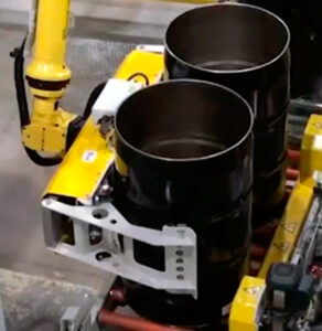 Garra de robot paletizador adaptado a bidones de gran tamaño