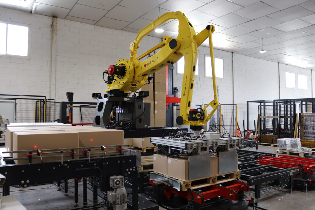 Robot industrial trabajando en una paletización. Este no es un robot colaborativo