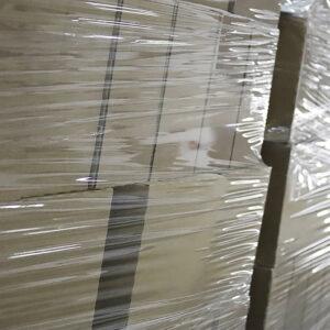 Film plástico adecuado envolviendo una carga paletizada en cajas